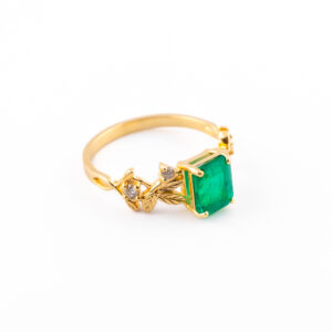 AOED22 - ANILLO DE ORO CON ESMERALDA Y DIAMANTES