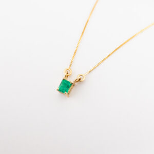 GARGANTILLA CON ESMERALDA RECTANGULAR