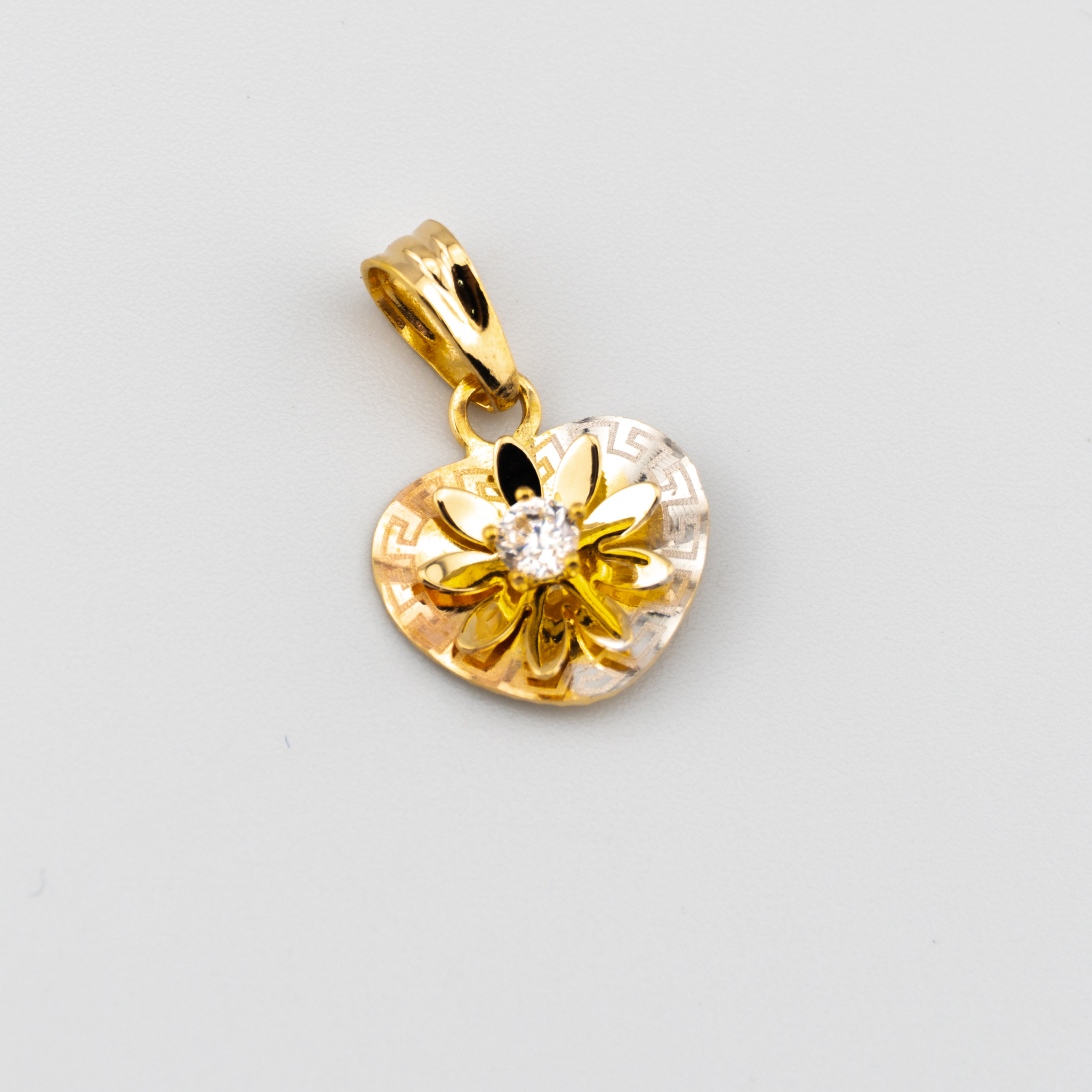 Dije de corazón con flor y cristal central