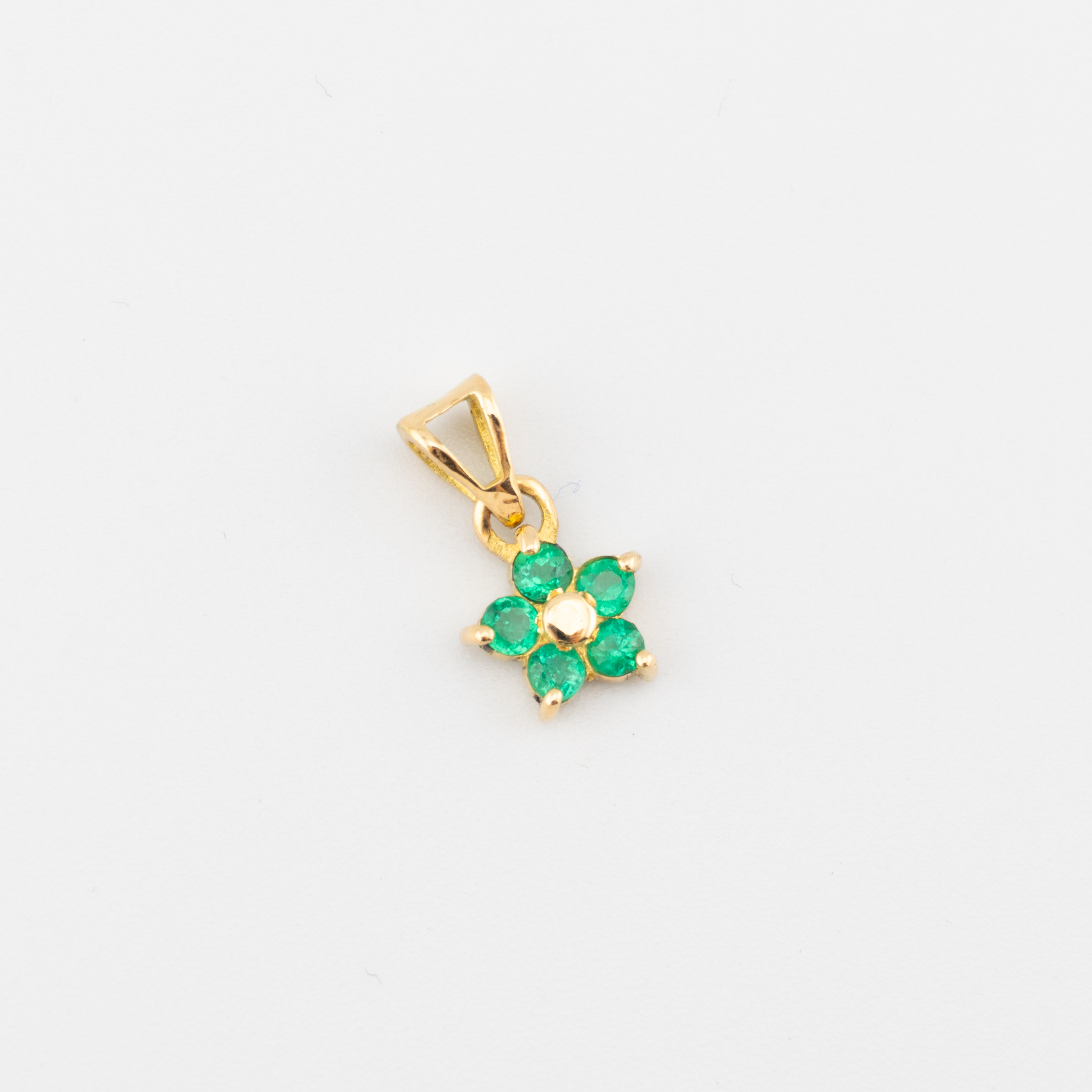 Dije flor de 5 petalos con Esmeraldas