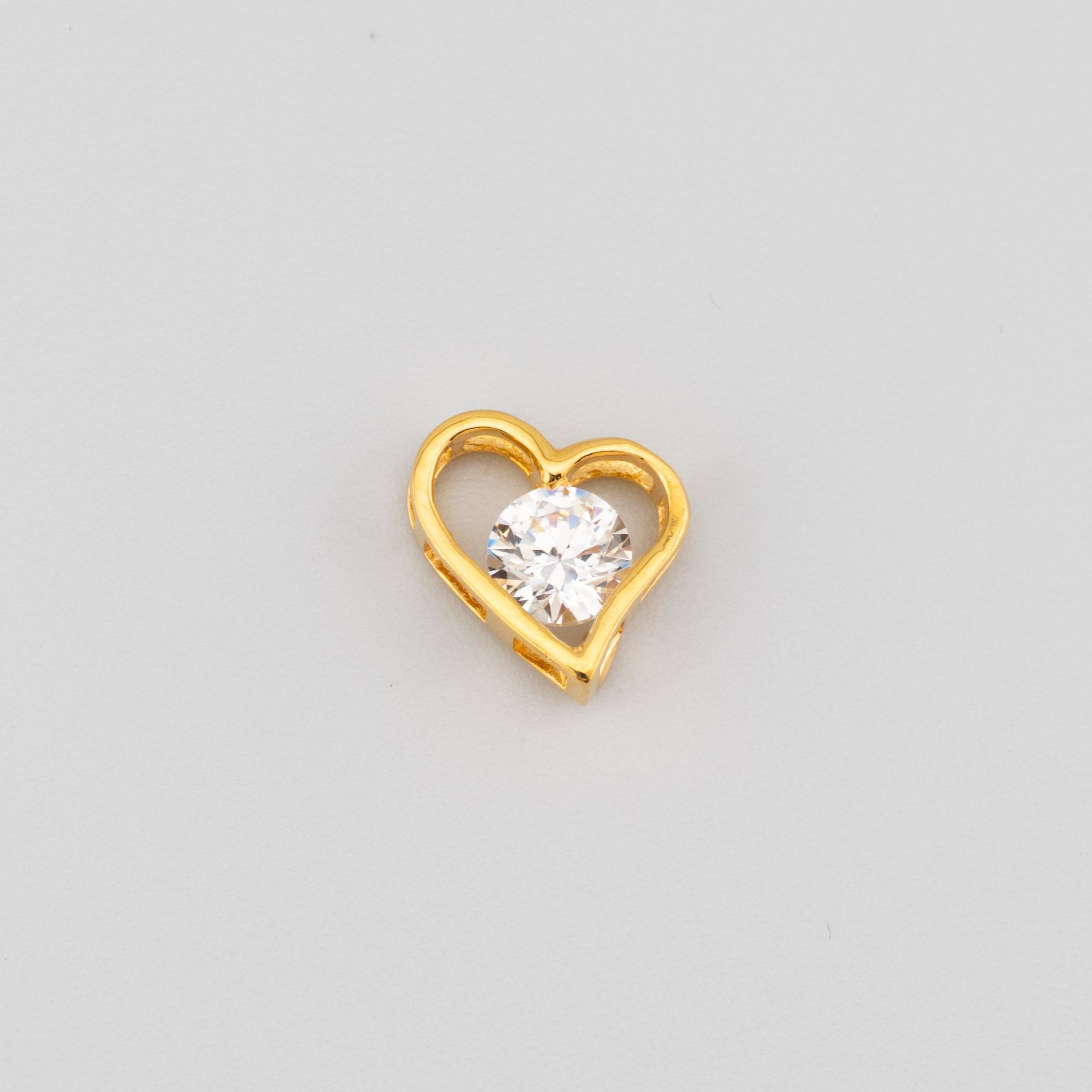 Dije de corazón con cristal central
