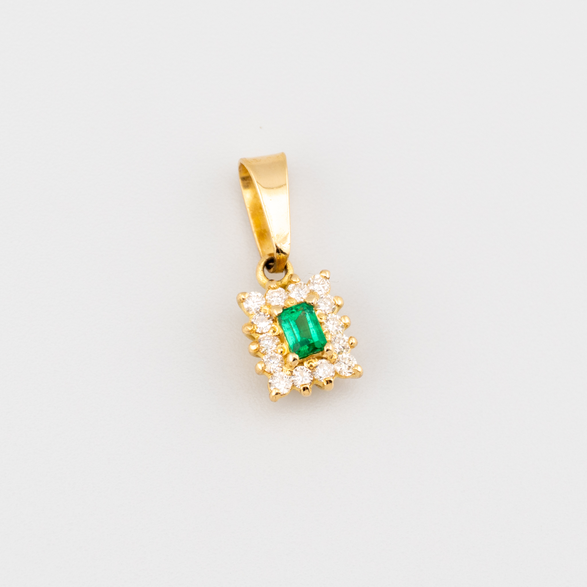 Dije de esmeralda y Diamantes