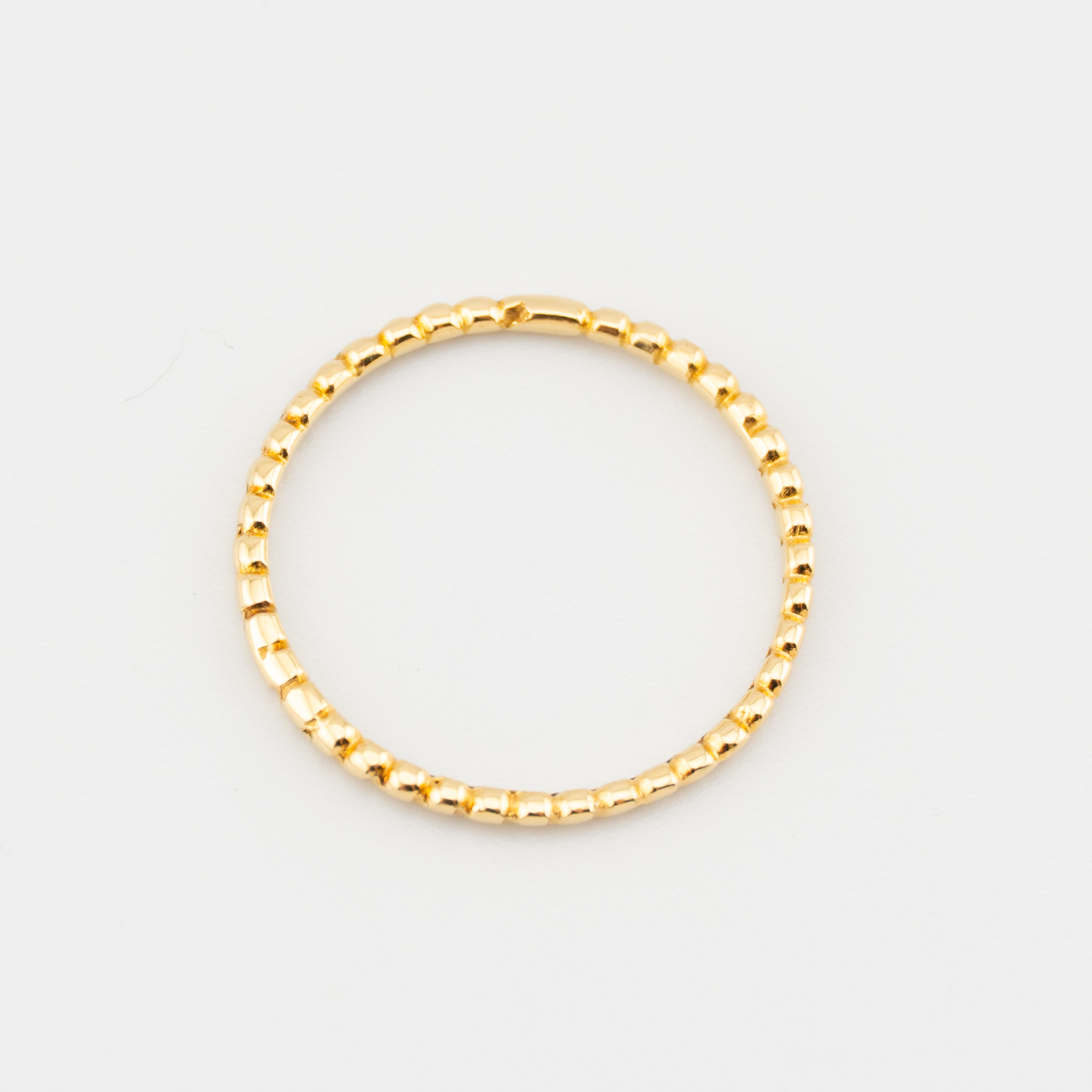 Anillo de bolitas delgado