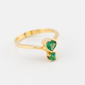 Anillo con  Esmeralda Corazón y Redonda
