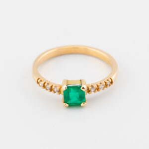 Anillo con Esmeralda Cuadrada y Diamantes