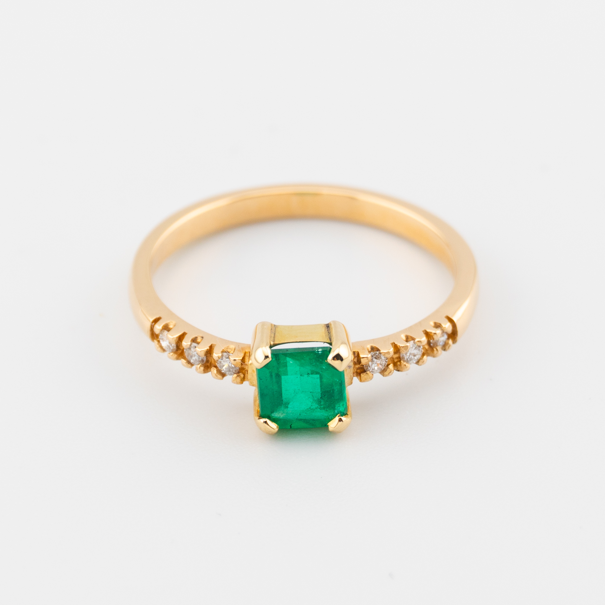 Anillo con Esmeralda Cuadrada y Diamantes
