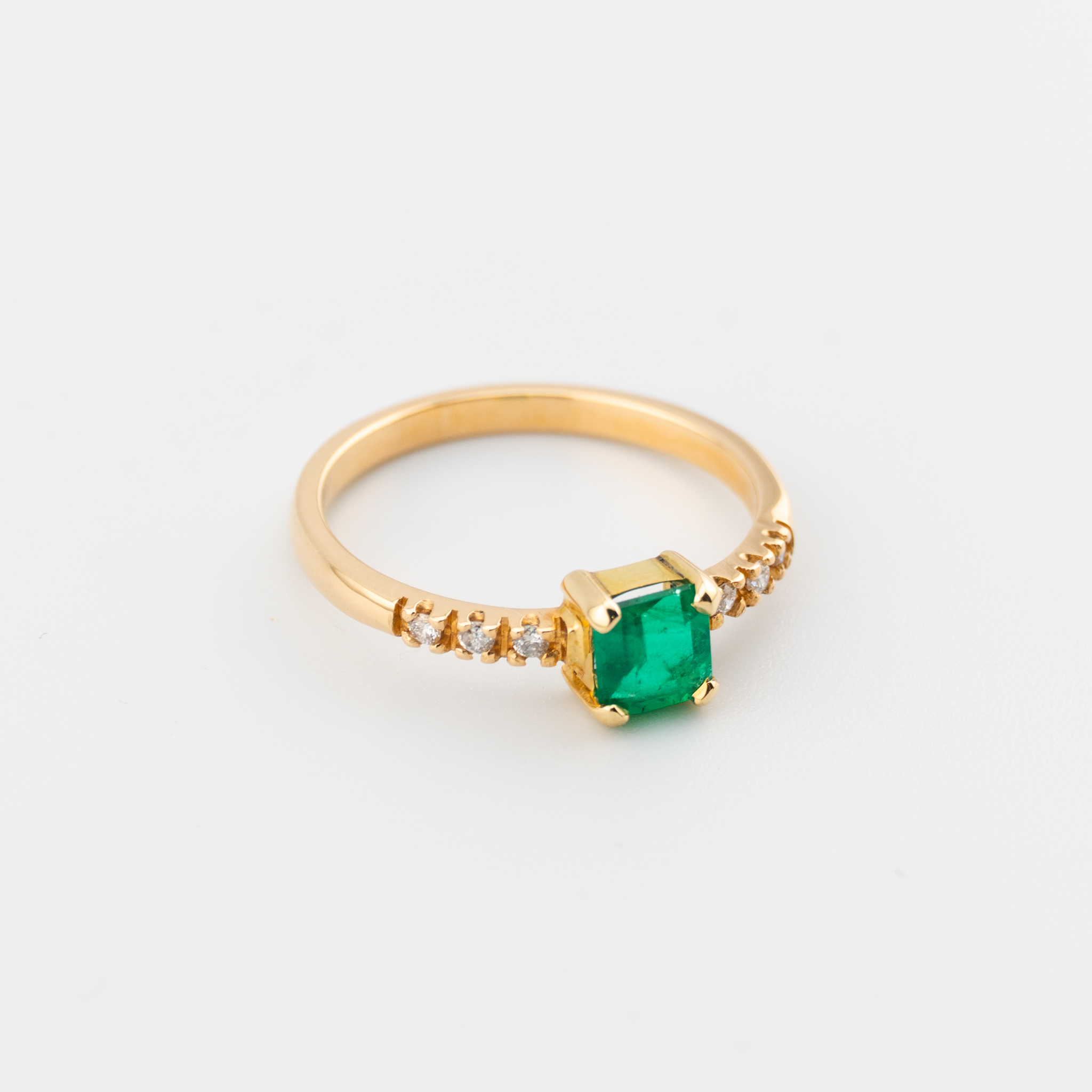 Anillo con Esmeralda Cuadrada y Diamantes - Imagen 2