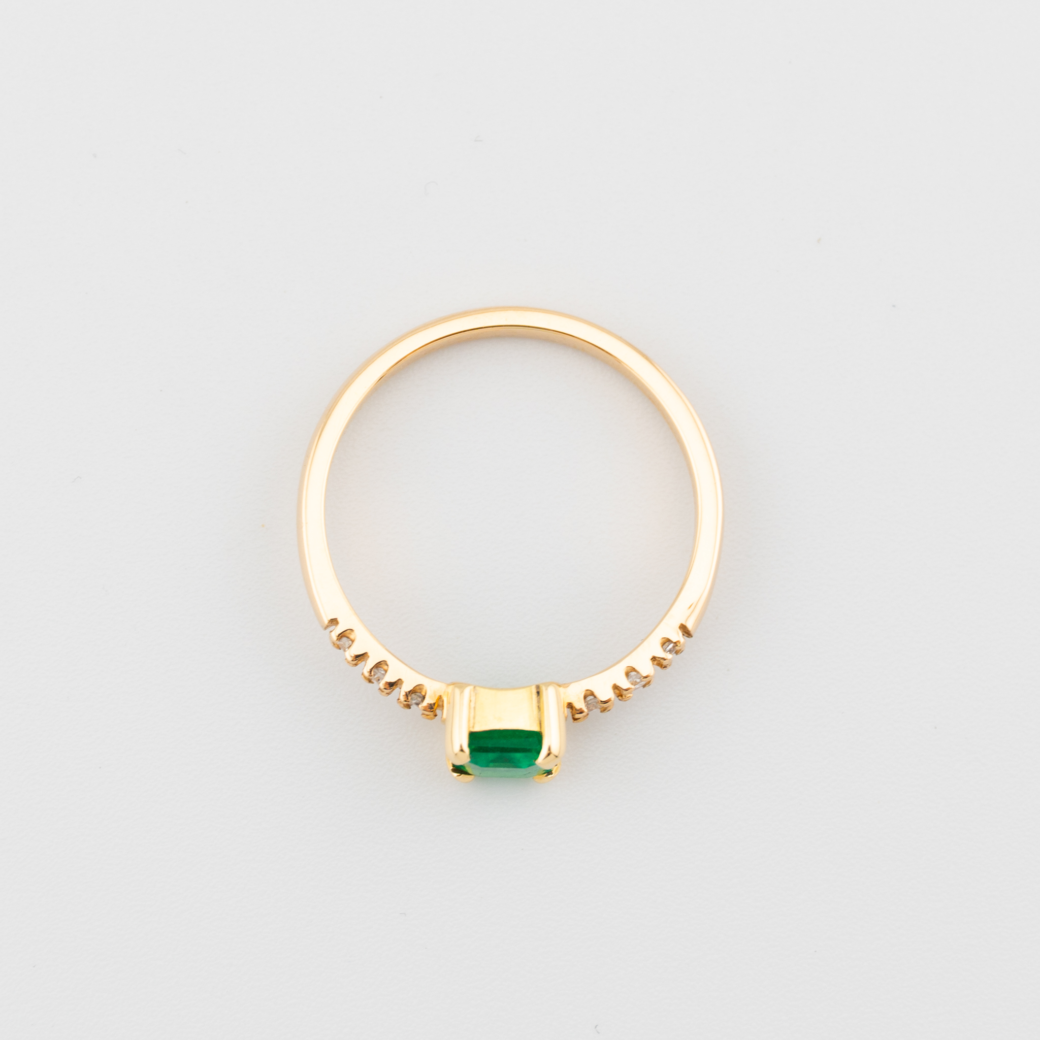 Anillo con Esmeralda Cuadrada y Diamantes - Imagen 4