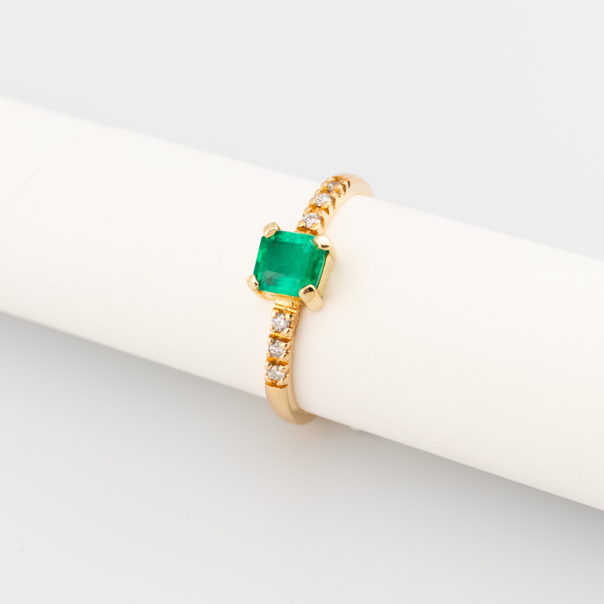 Anillo con Esmeralda Cuadrada y Diamantes - Imagen 3