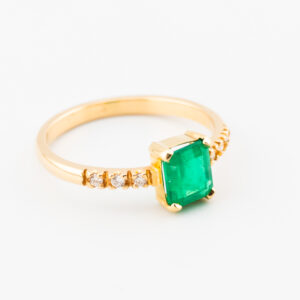 Anillo con Esmeralda y Diamantes