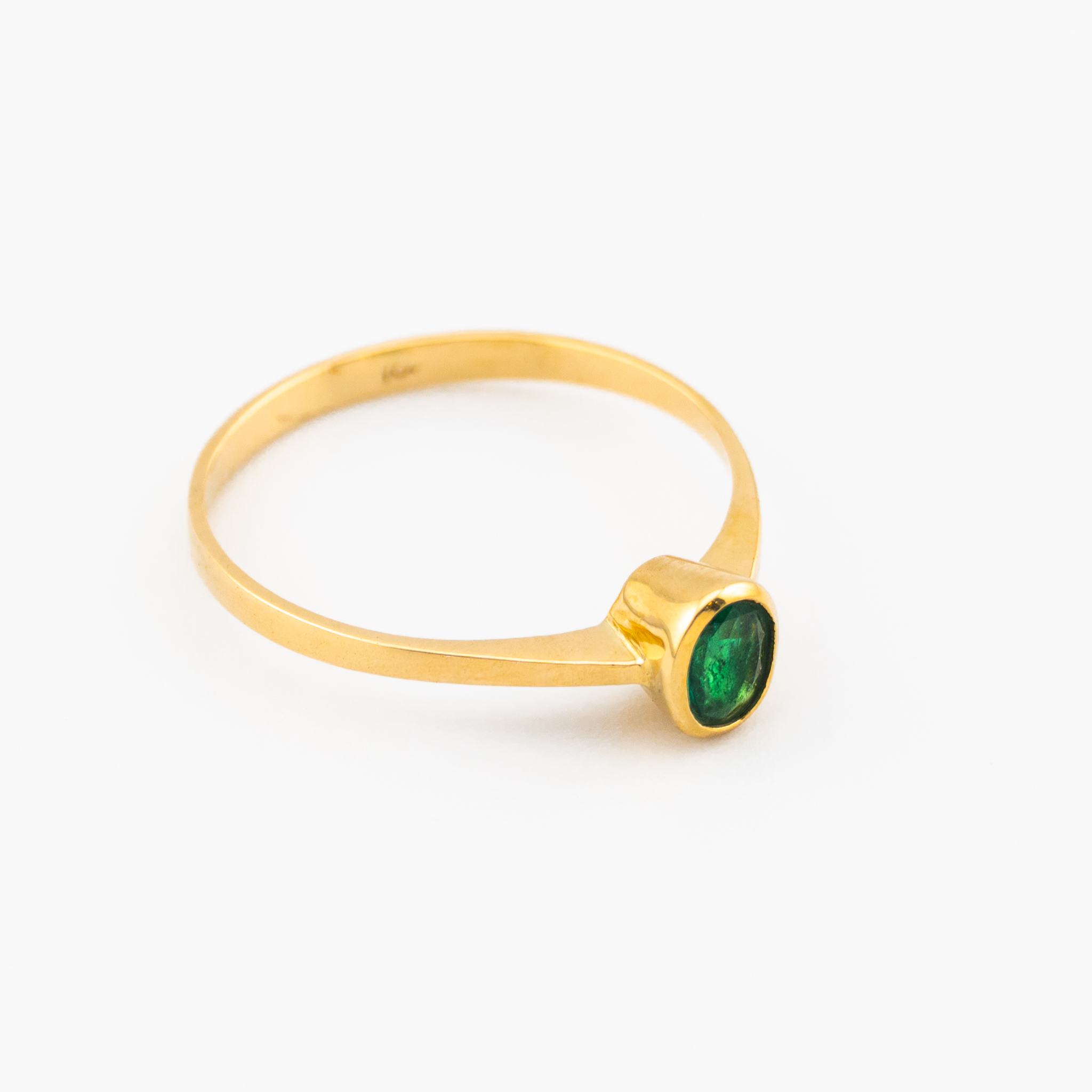 Anillo con Esmeralda ovalada