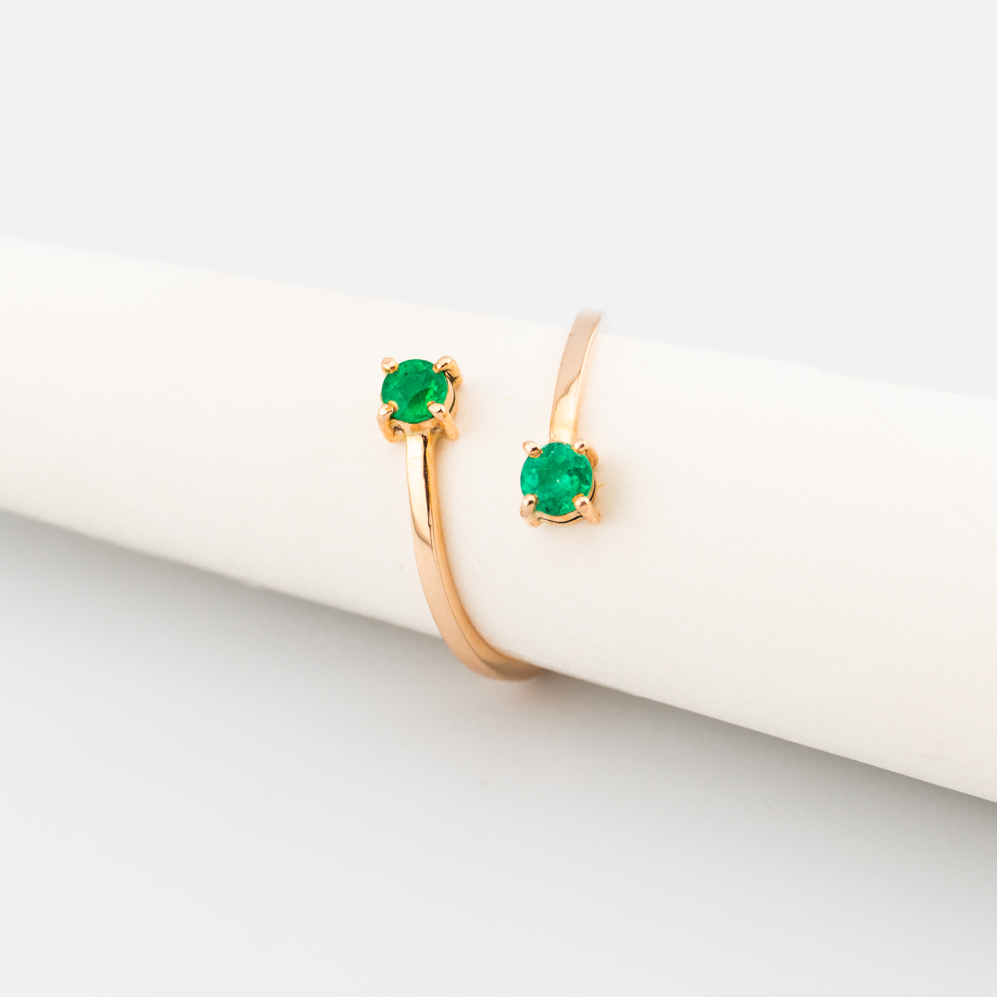 Anillo con Esmeraldas en Oro rosado - Imagen 2