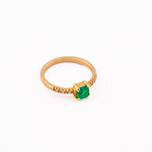 ANILLO CON ESMERALDA CUADRADA Y 6 DIAMANTES