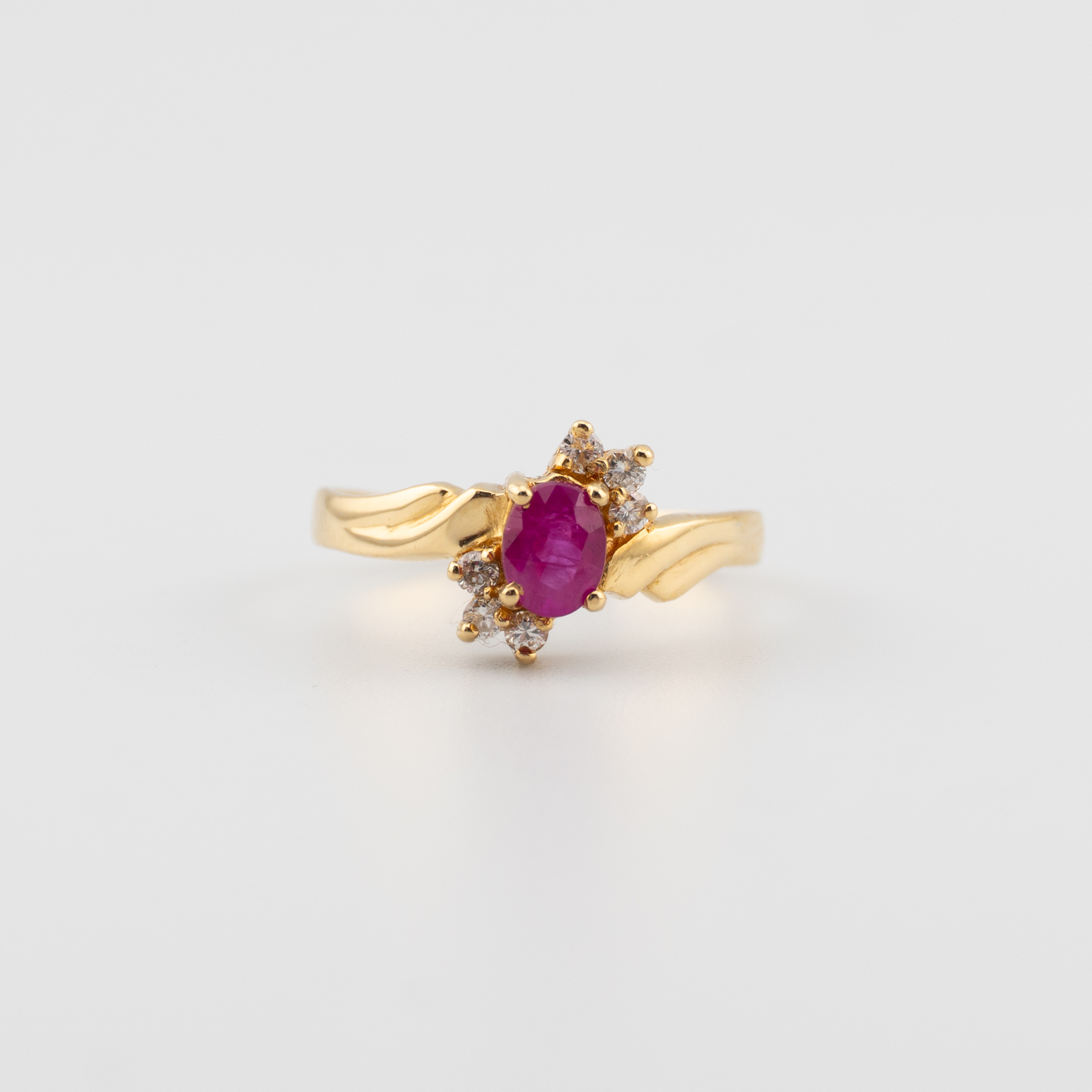Anillo con Rubi y Diamantes - Imagen 2
