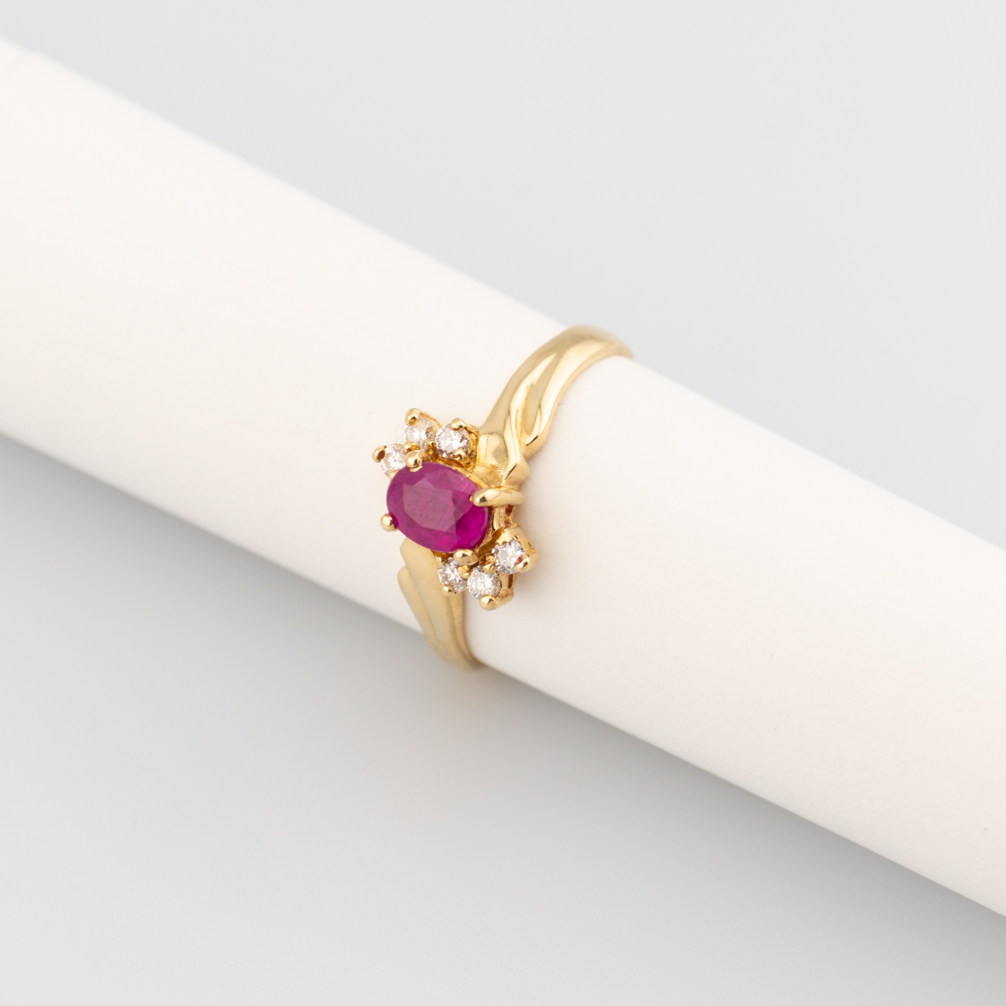 Anillo con Rubi y Diamantes - Imagen 3